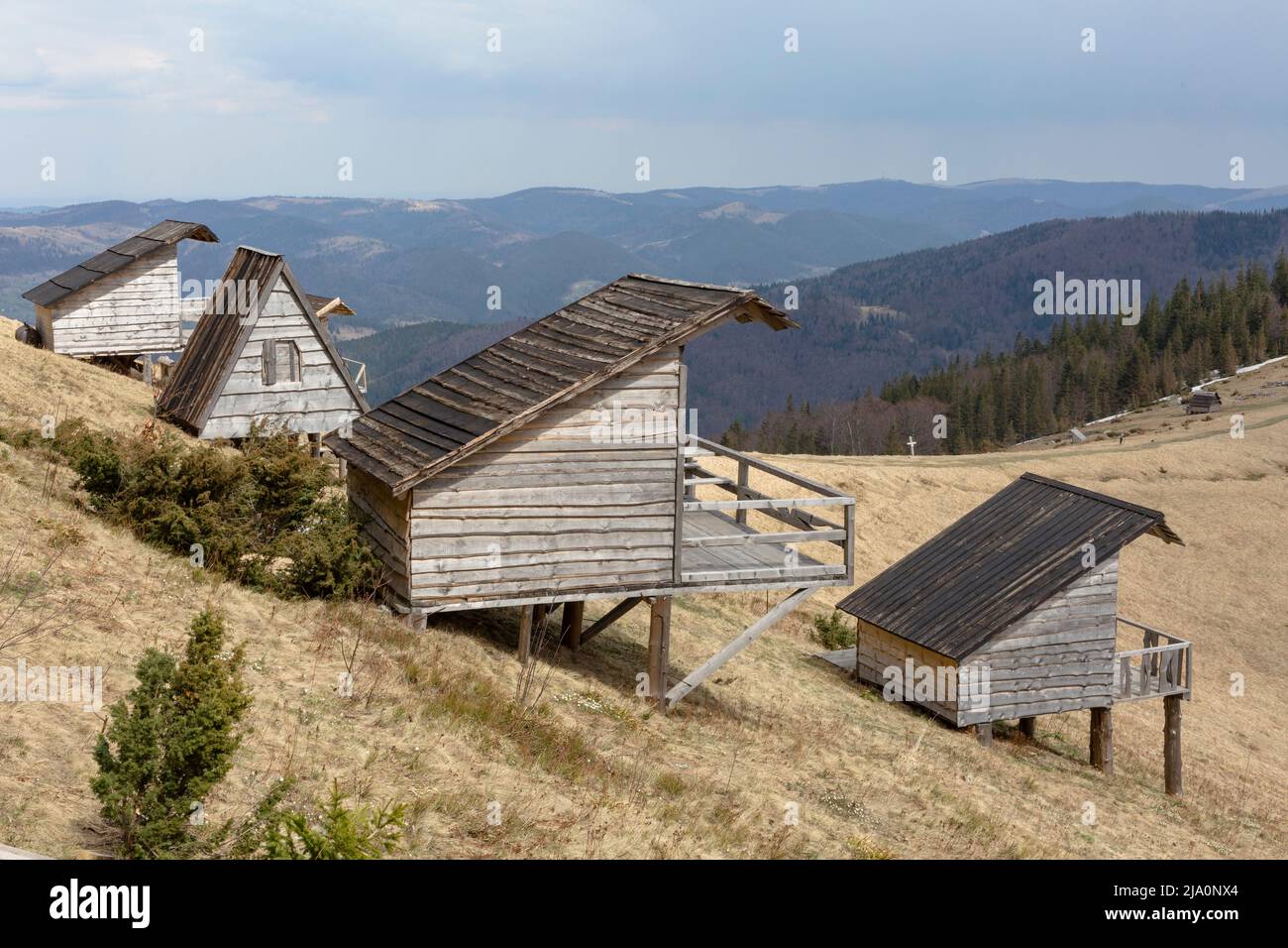 Vecchie case di legno nelle montagne dei Carpazi, in stile tradizionale ucraino Foto Stock