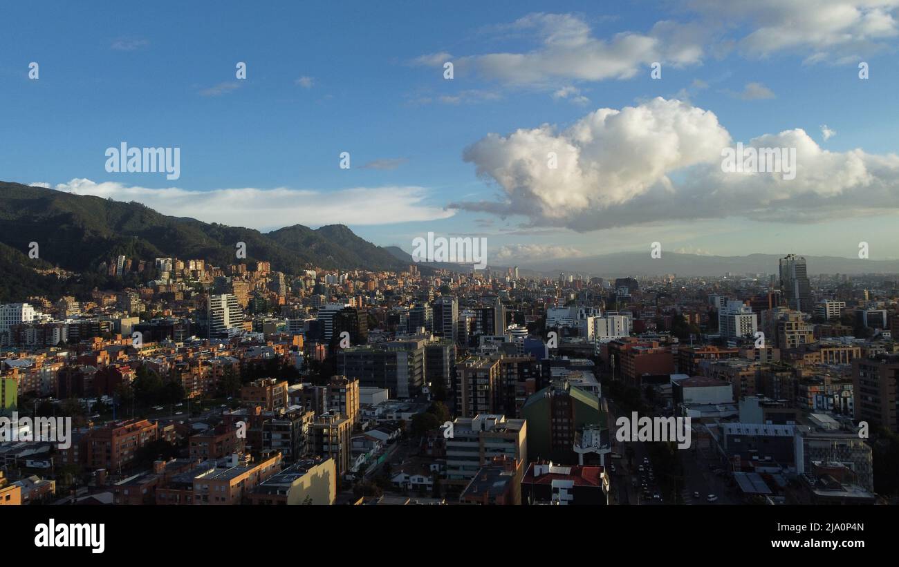 Vista aerea della capitale di Bogota, Colombia, vista verso sud verso il quartiere del centro Foto Stock