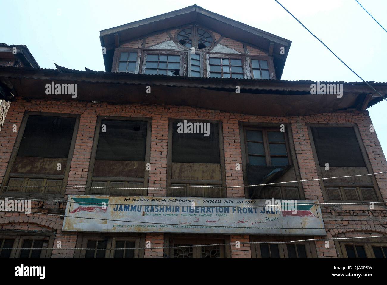 Un edificio chiuso dell'organizzazione del fronte di Liberazione Jammu Kashmir (JKLF) bandito durante un arresto davanti al verdetto del tribunale sul leader separatista e presidente del fronte di Liberazione Jammu Kashmir bandito (JKLF) Yasin Malik a Srinagar. A Srinagar eruttano scontri di protesta, mentre la Corte NIA premia la condanna a morte al separatista Yasin Malik. Malik, uno dei leader ribelli del Kashmir amministrati dall'India, è il capo del fronte di liberazione ora bandito di Jammu e Kashmir (JKLF). Il gruppo ha rinunciato alla violenza nel 1994. (Foto di Sajad Hameed/INA Photo Agency/Sipa USA) Foto Stock