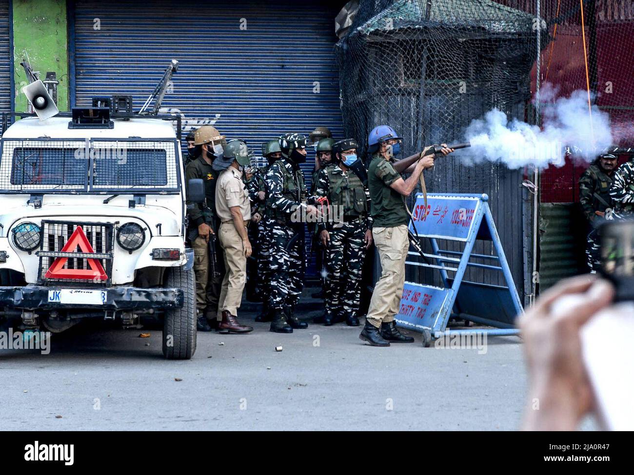 Una forza paramilitare indiana è vista sparare gas lacrimogeni ai manifestanti in una dimostrazione a Srinagar il 25 maggio 2022, durante l'audizione di condanna del partito pro-indipendenza Jammu Kashmir presidente del fronte di liberazione Yasin Malik. Proteste Clashe erutta a Srinagar come NIA Court premia la condanna a vita al separatista Yasin Malik. Malik, uno dei leader ribelli del Kashmir amministrati dall'India, è il capo del fronte di liberazione ora bandito di Jammu e Kashmir (JKLF). Il gruppo ha rinunciato alla violenza nel 1994. (Foto di Sajad Hameed/INA Photo Agency/Sipa USA) Foto Stock
