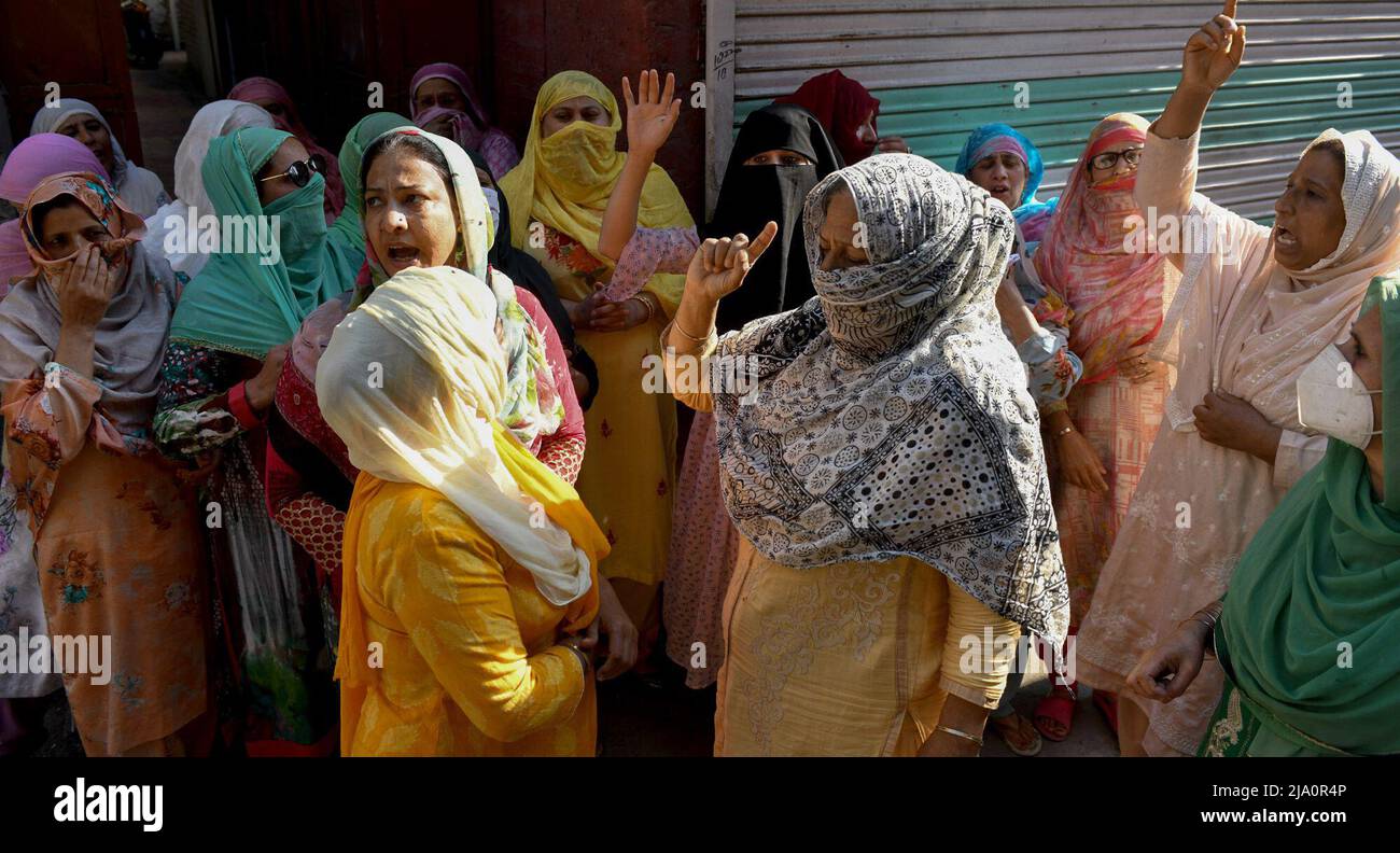 Srinagar, India. 25th maggio 2022. Le donne musulmane urlano slogan durante una protesta a Srinagar, per l'audizione di condanna del partito pro-indipendenza Jammu Kashmir presidente del fronte di liberazione Yasin Malik. Proteste Clashe erutta a Srinagar come NIA Court premia la condanna a vita al separatista Yasin Malik. Malik, uno dei leader ribelli del Kashmir amministrati dall'India, è il capo del fronte di liberazione ora bandito di Jammu e Kashmir (JKLF). Il gruppo ha rinunciato alla violenza nel 1994. (Foto di Sajad Hameed/INA Photo Agency/Sipa USA) Credit: Sipa USA/Alamy Live News Foto Stock