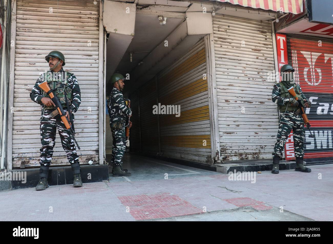 I soldati paramilitari indiani stanno in guardia lungo una strada durante uno sciopero spontaneo a Srinagar il 25 maggio 2022, prima dell'audizione di condanna del partito pro-indipendenza Jammu Kashmir presidente del fronte di liberazione Yasin Malik. A Srinagar scoppiano scontri di protesta, mentre la Corte NIA assegna la condanna a morte al separatista Yasin MalikMalik, uno dei leader ribelli del Kashmir amministrati dall'India, è il capo del fronte di liberazione ora bandito di Jammu e Kashmir (JKLF). Il gruppo ha rinunciato alla violenza nel 1994. (Foto di Sajad Hameed/INA Photo Agency/Sipa USA) Foto Stock