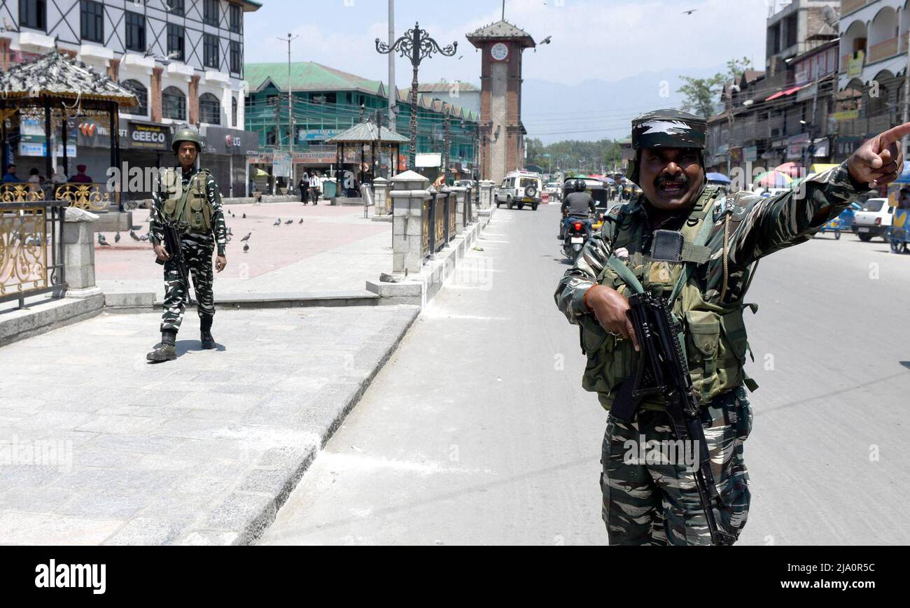 I soldati paramilitari indiani stanno in guardia lungo una strada durante uno sciopero spontaneo a Srinagar il 25 maggio 2022, prima dell'audizione di condanna del partito pro-indipendenza Jammu Kashmir presidente del fronte di liberazione Yasin Malik. A Srinagar scoppiano scontri di protesta, mentre la Corte NIA assegna la condanna a morte al separatista Yasin MalikMalik, uno dei leader ribelli del Kashmir amministrati dall'India, è il capo del fronte di liberazione ora bandito di Jammu e Kashmir (JKLF). Il gruppo ha rinunciato alla violenza nel 1994. (Foto di Sajad Hameed/INA Photo Agency/Sipa USA) Foto Stock