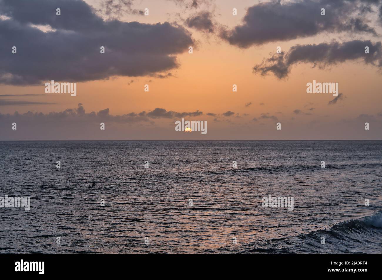 Un bellissimo tramonto sull'Oceano Atlantico al largo della costa dell'isola di Madeira, Portogallo, visto da Calheta Foto Stock