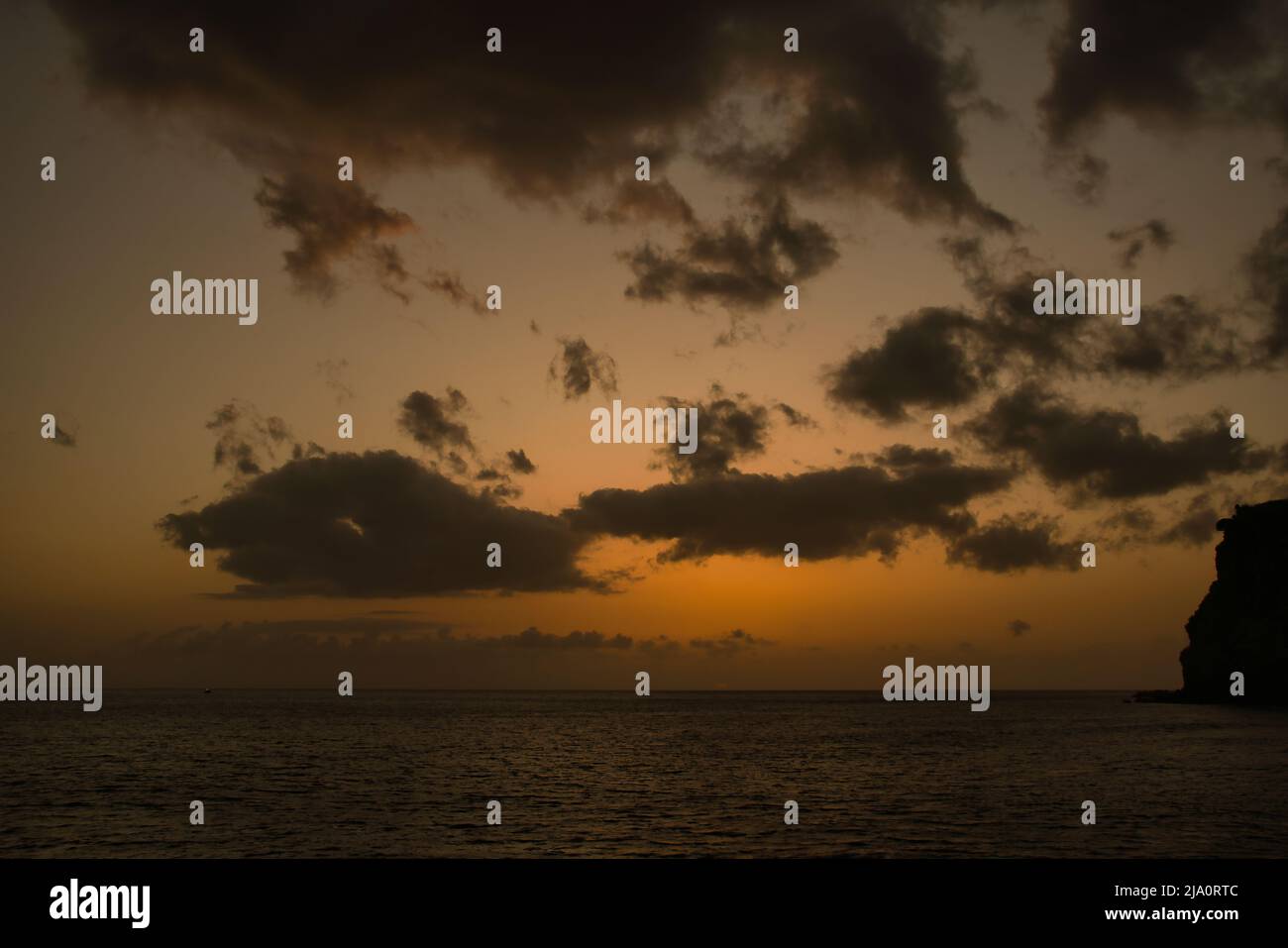 Un bellissimo tramonto sull'Oceano Atlantico al largo della costa dell'isola di Madeira, Portogallo, visto da Calheta Foto Stock