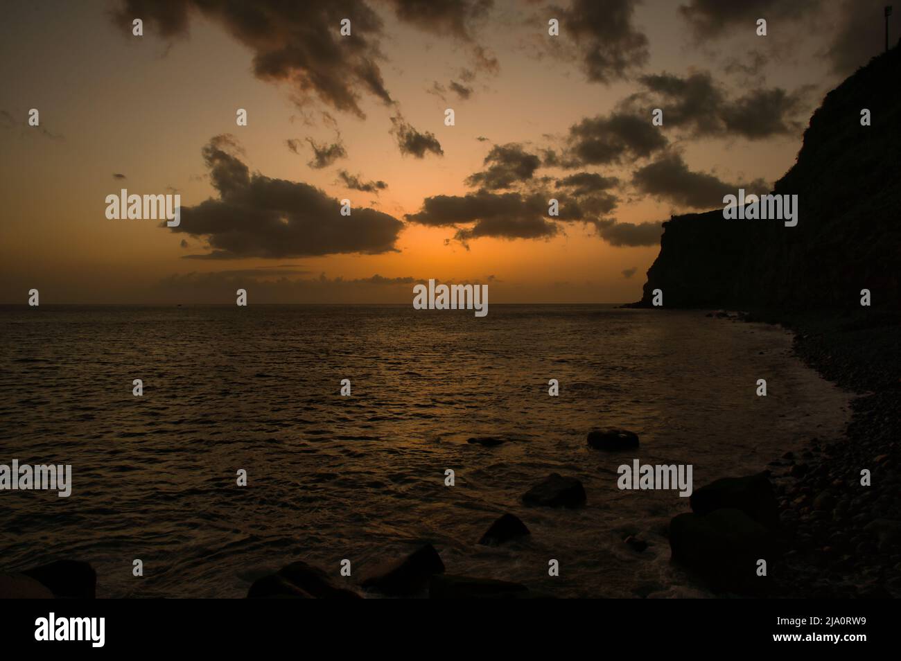 Un bellissimo tramonto sull'Oceano Atlantico al largo della costa dell'isola di Madeira, Portogallo, visto da Calheta Foto Stock