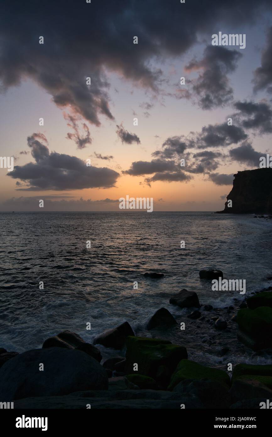Un bellissimo tramonto sull'Oceano Atlantico al largo della costa dell'isola di Madeira, Portogallo, visto da Calheta Foto Stock