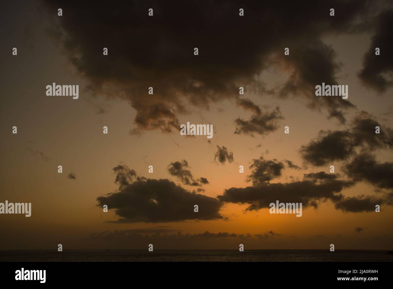 Un bellissimo tramonto sull'Oceano Atlantico al largo della costa dell'isola di Madeira, Portogallo, visto da Calheta Foto Stock