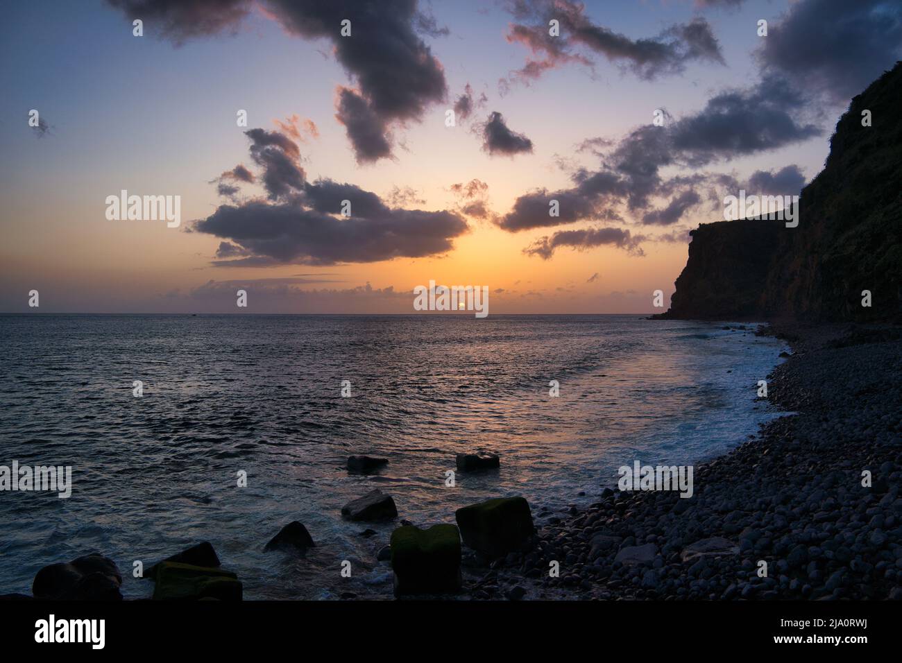 Un bellissimo tramonto sull'Oceano Atlantico al largo della costa dell'isola di Madeira, Portogallo, visto da Calheta Foto Stock