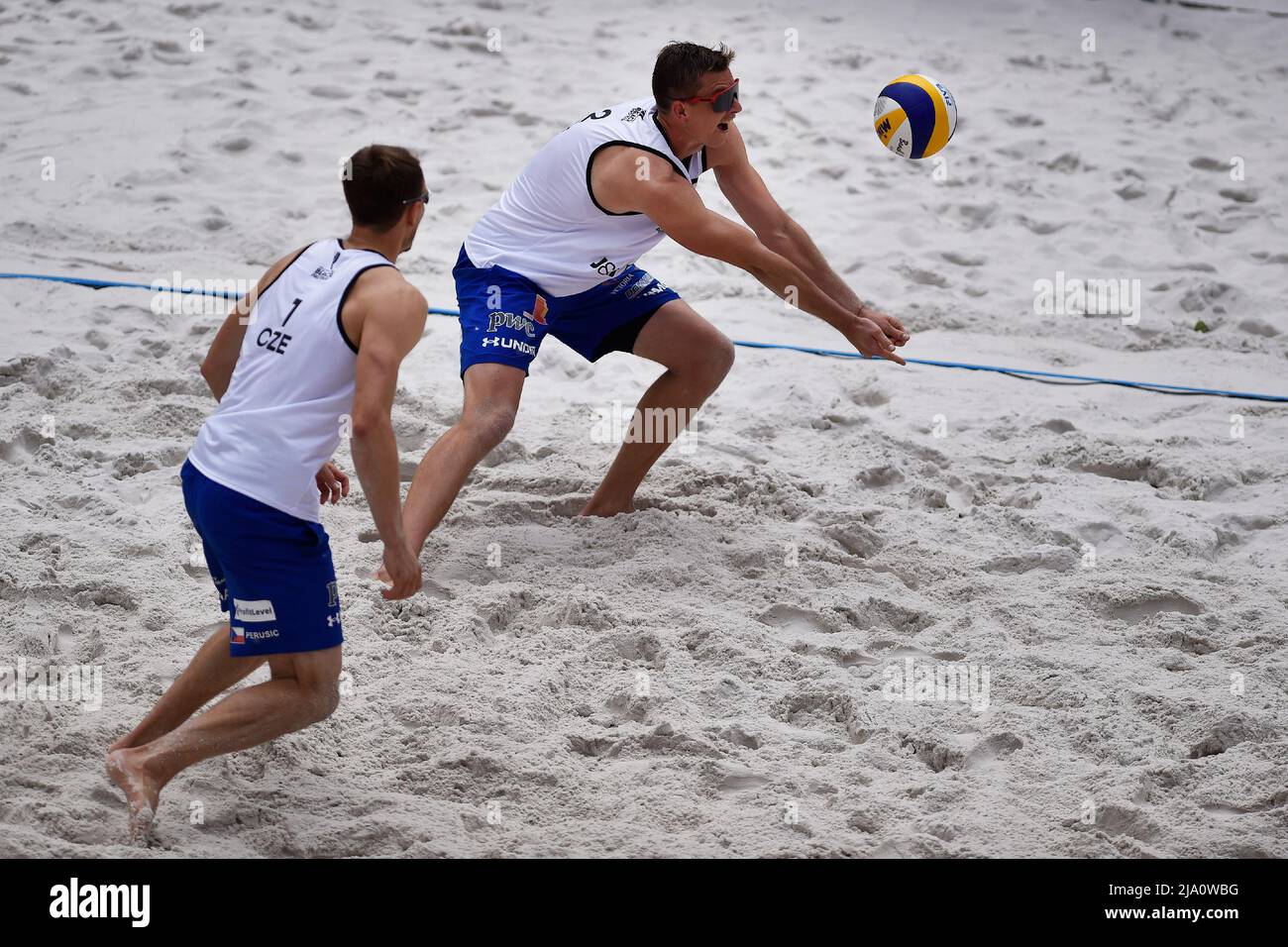 Ostrava, Repubblica Ceca. 26th maggio 2022. Dal ceco di sinistra Ondrej Perusic e David Schweiner in azione durante il torneo di Beach volley Pro Tour della categoria Elite a Ostrava, Repubblica Ceca, 26 maggio 2022. Credit: Jaroslav Ozana/CTK Photo/Alamy Live News Foto Stock