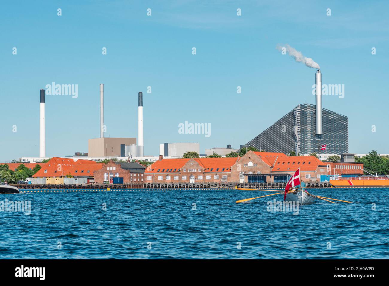 Amager Bakke, Slope o Copenhill, impianto di incenerimento, impianto di produzione di calore ed energia e impianto ricreativo a Copenaghen, Danimarca, con nave Foto Stock