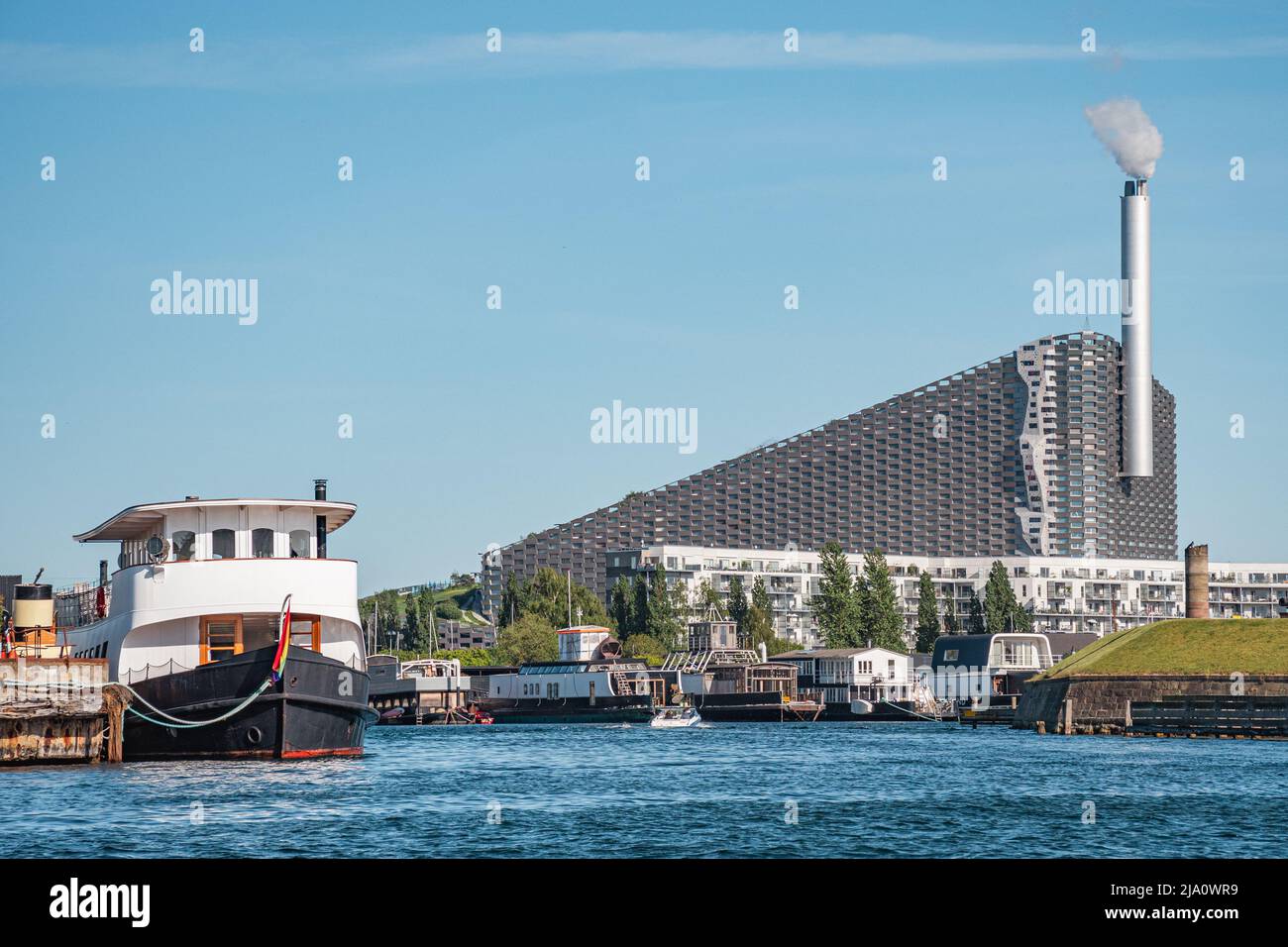 Amager Bakke, Slope o Copenhill, impianto di incenerimento, impianto di produzione di calore ed energia e impianto ricreativo a Copenaghen, Danimarca, con nave Foto Stock