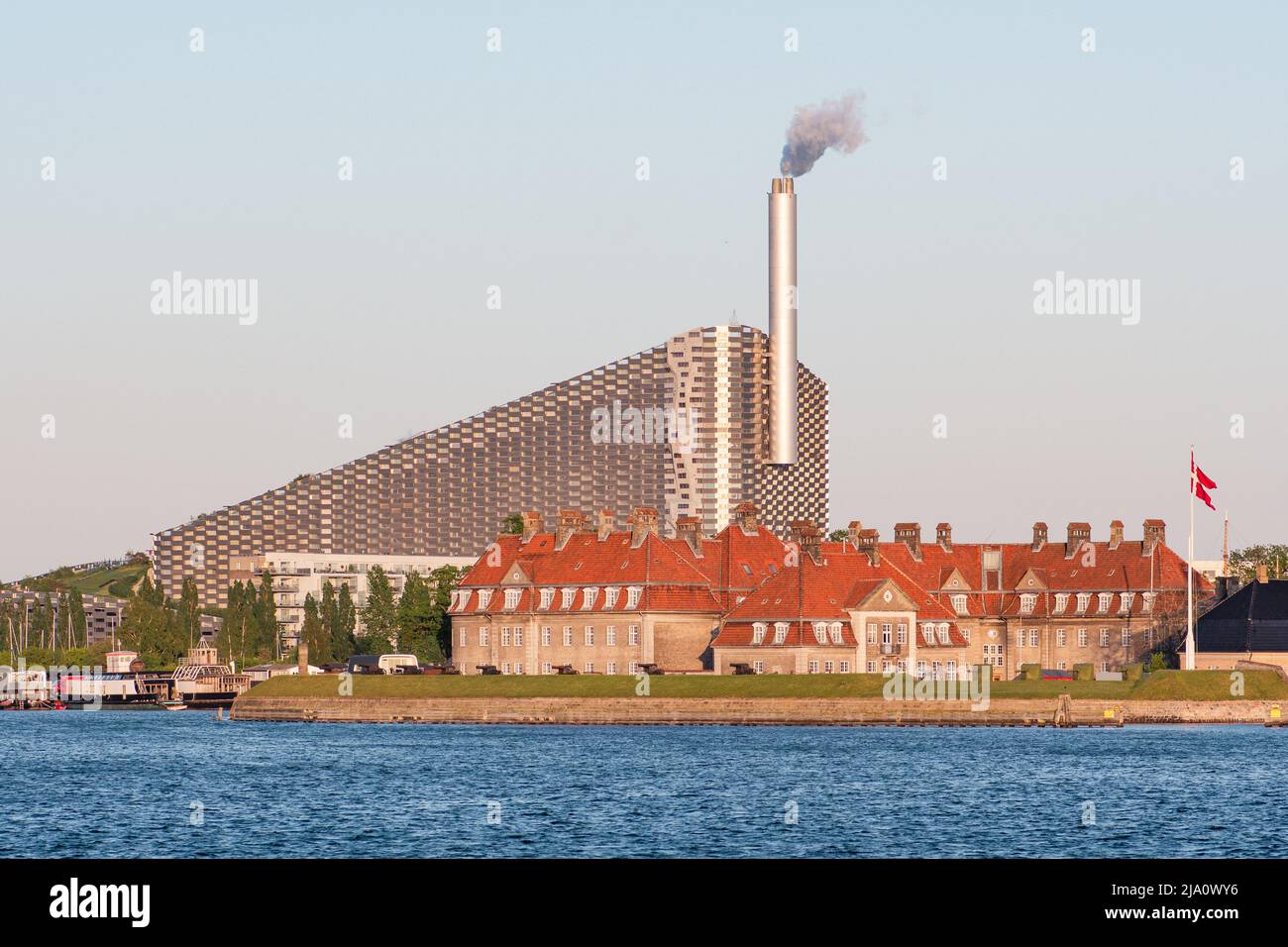 Amager Bakke, Slope o Copenhill, impianto di incenerimento, impianto di produzione di calore ed energia e impianto ricreativo a Copenaghen, Danimarca Foto Stock