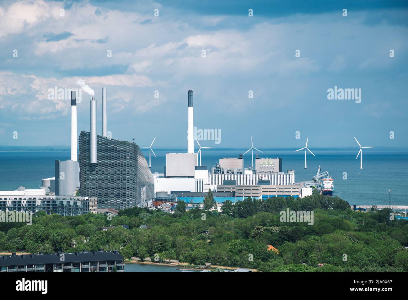 Veduta d'insieme di Amager Bakke, Slope o Copenhill, impianto di incenerimento, impianto di produzione di calore ed energia e turbine eoliche offshore, Copenaghen Foto Stock