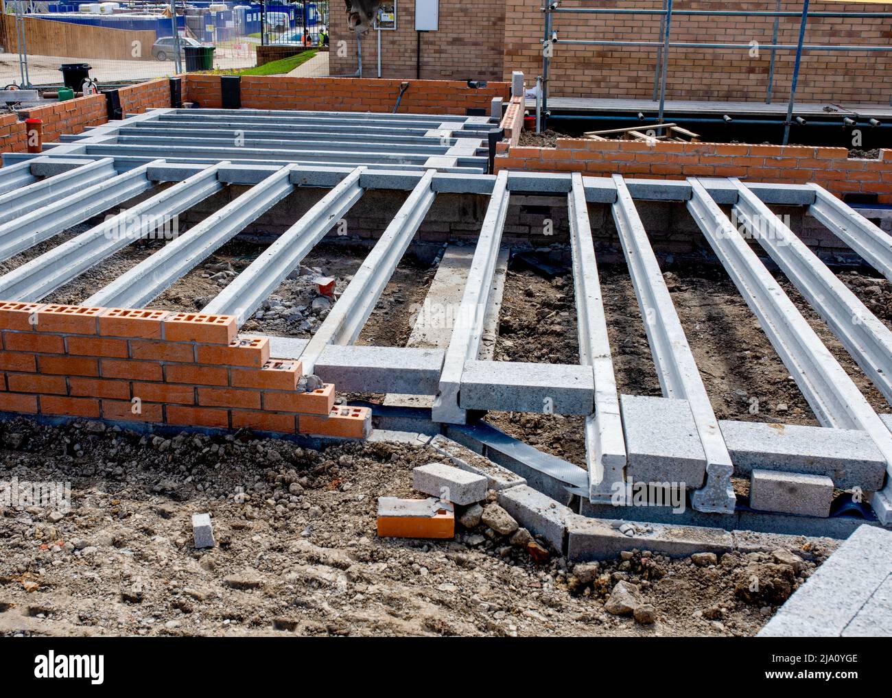 Sistema di travi e blocchi al piano terra in fase di installazione durante la costruzione di una nuova casa residenziale Foto Stock