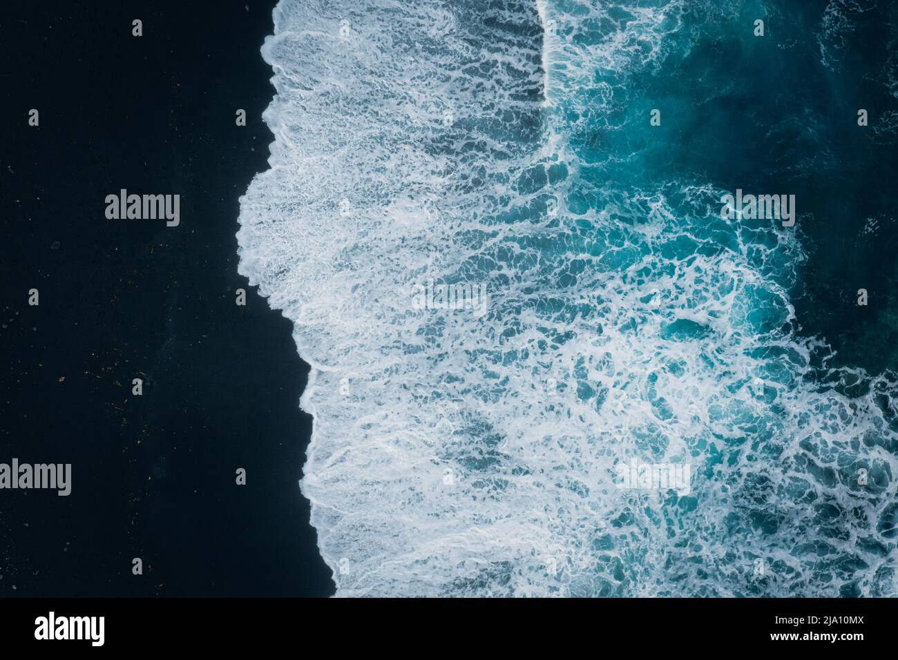 Blaues Meer und schwarzer Strand 2 Foto Stock