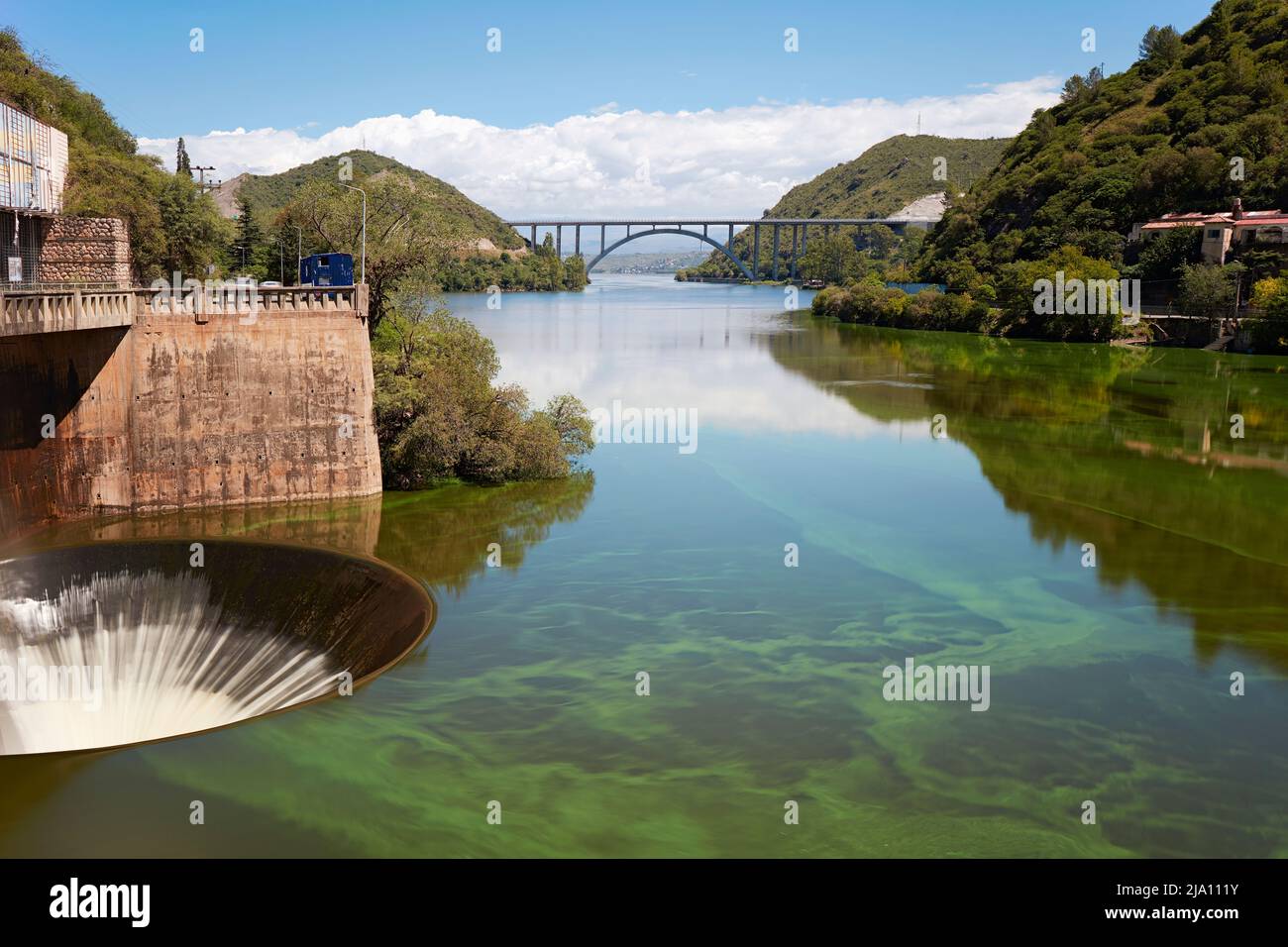 Il lago artificiale di San Roque a Villa Carlos Paz, Cordoba, Argentina. L'alto grado di eutrofizzazione conferisce alle acque un colore verde vivace. Foto Stock