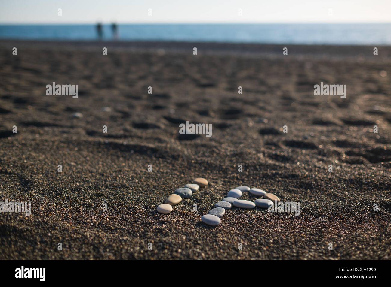 IP Proprietà intellettuale o protocollo Internet testo fatto da pietre sulla spiaggia di mare Foto Stock