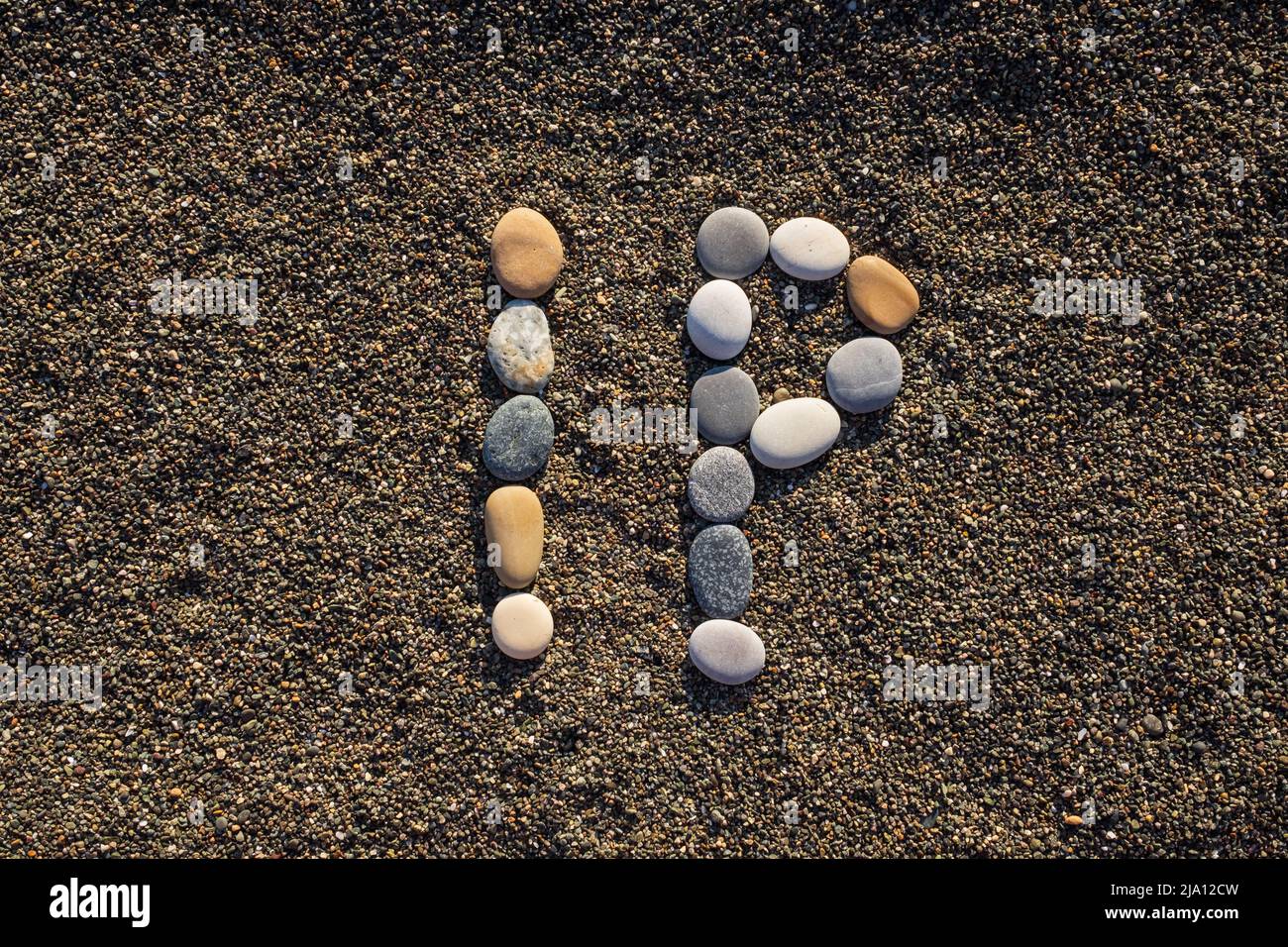 IP Proprietà intellettuale o protocollo Internet testo fatto da pietre sulla spiaggia di mare Foto Stock