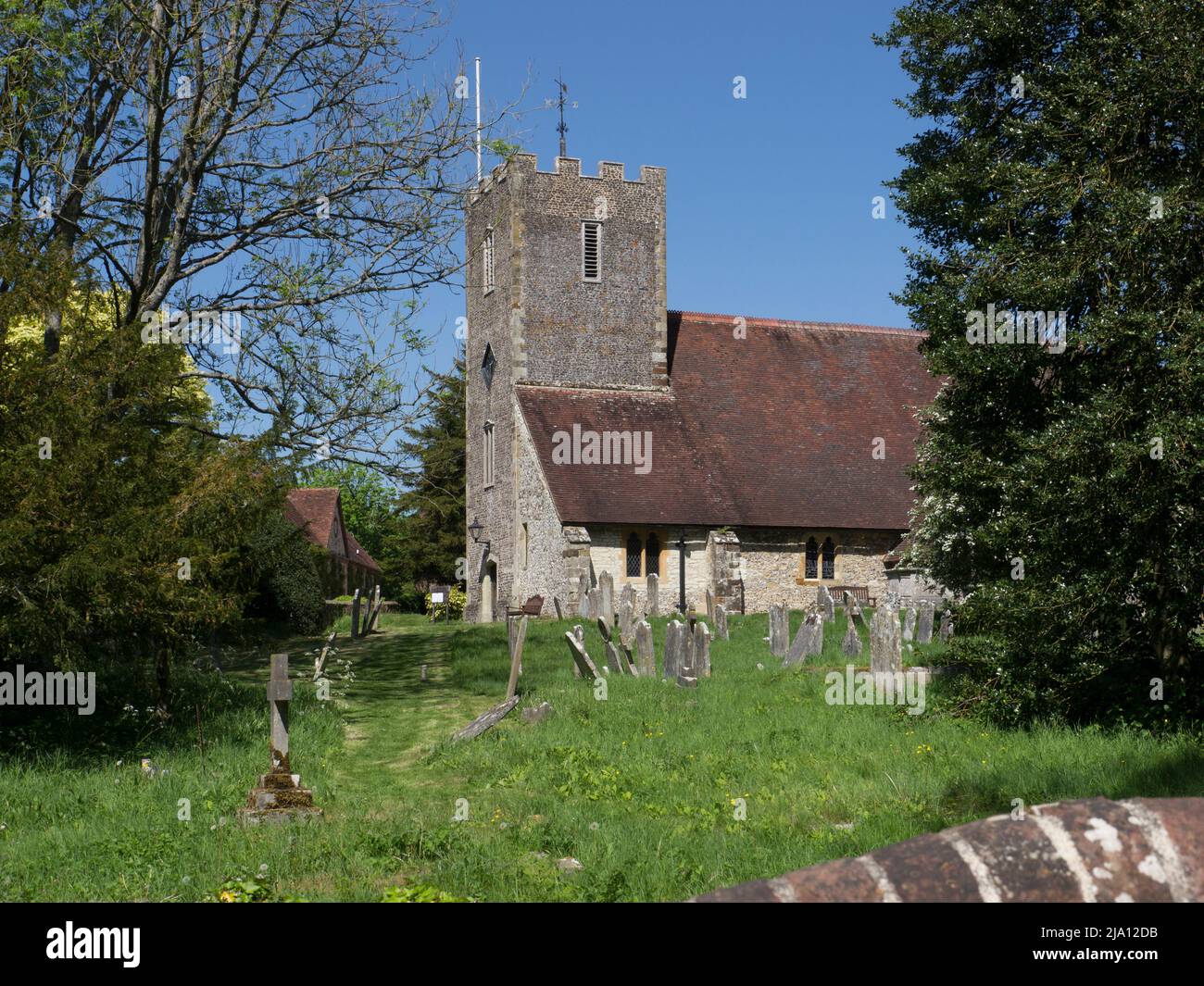 Chiesa di St Mary nel villaggio di Buriton che gode di un ambiente idilliaco ai piedi del South Downs Way vicino Petersfield in East Hampshire Engl Foto Stock