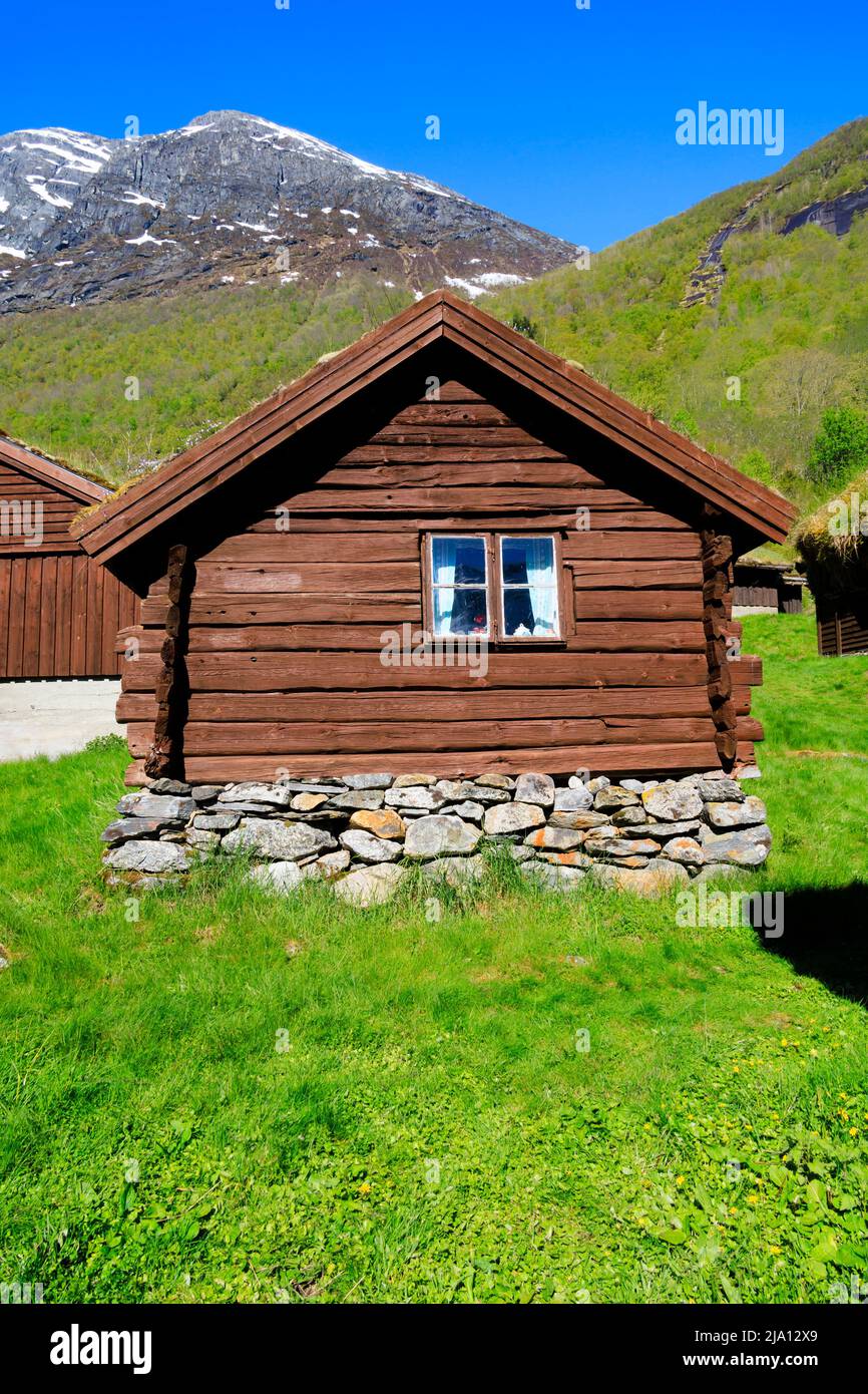 Tradizionali casette in legno con tetto in erba sulla riva del lago Lovatnet, Breng Seter. Norvegia Foto Stock