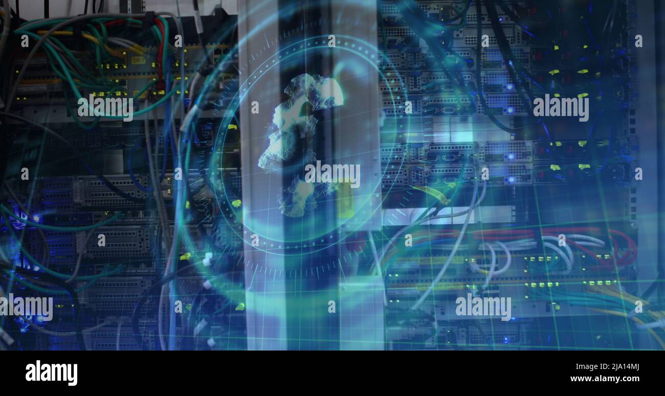 Immagine del simbolo dell'euro sul blocco di sicurezza rotante sui server dei computer Foto Stock