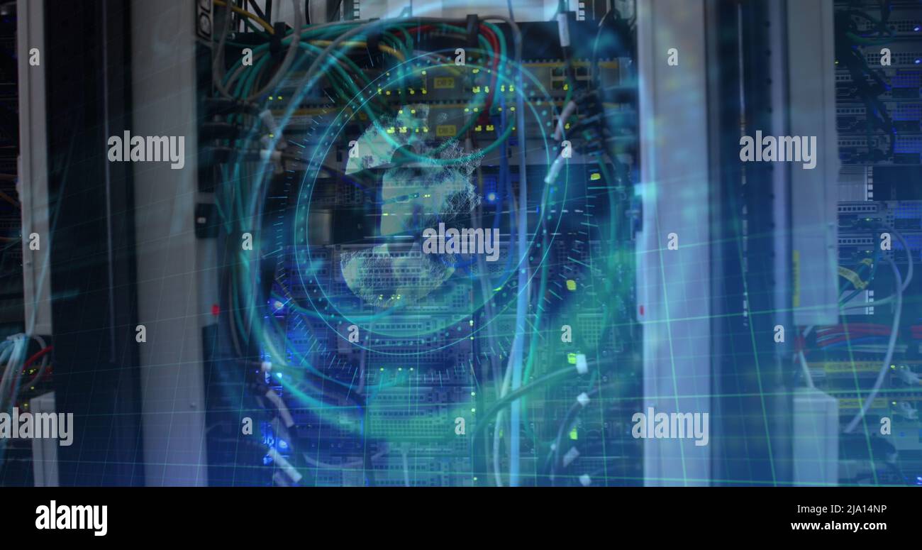 Immagine del simbolo dell'euro sul blocco di sicurezza rotante sui server dei computer Foto Stock