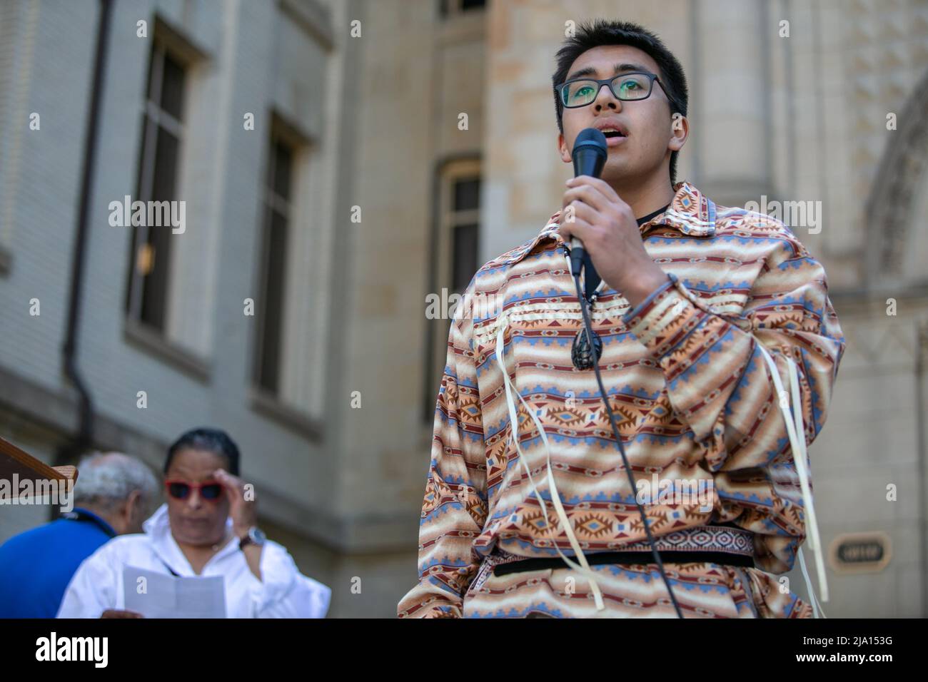 Un giovane studente Mohawk CEGEP ha parlato alla folla durante la protesta Bill-96. Foto Stock