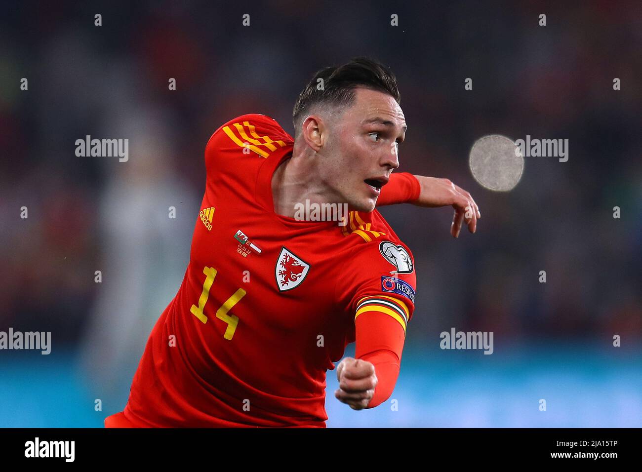 Connor Roberts del Galles in azione. La Coppa del mondo FIFA 2022 disputerà la semifinale, Galles contro Austria, presso lo stadio della città di Cardiff, Galles del Sud, giovedì Foto Stock