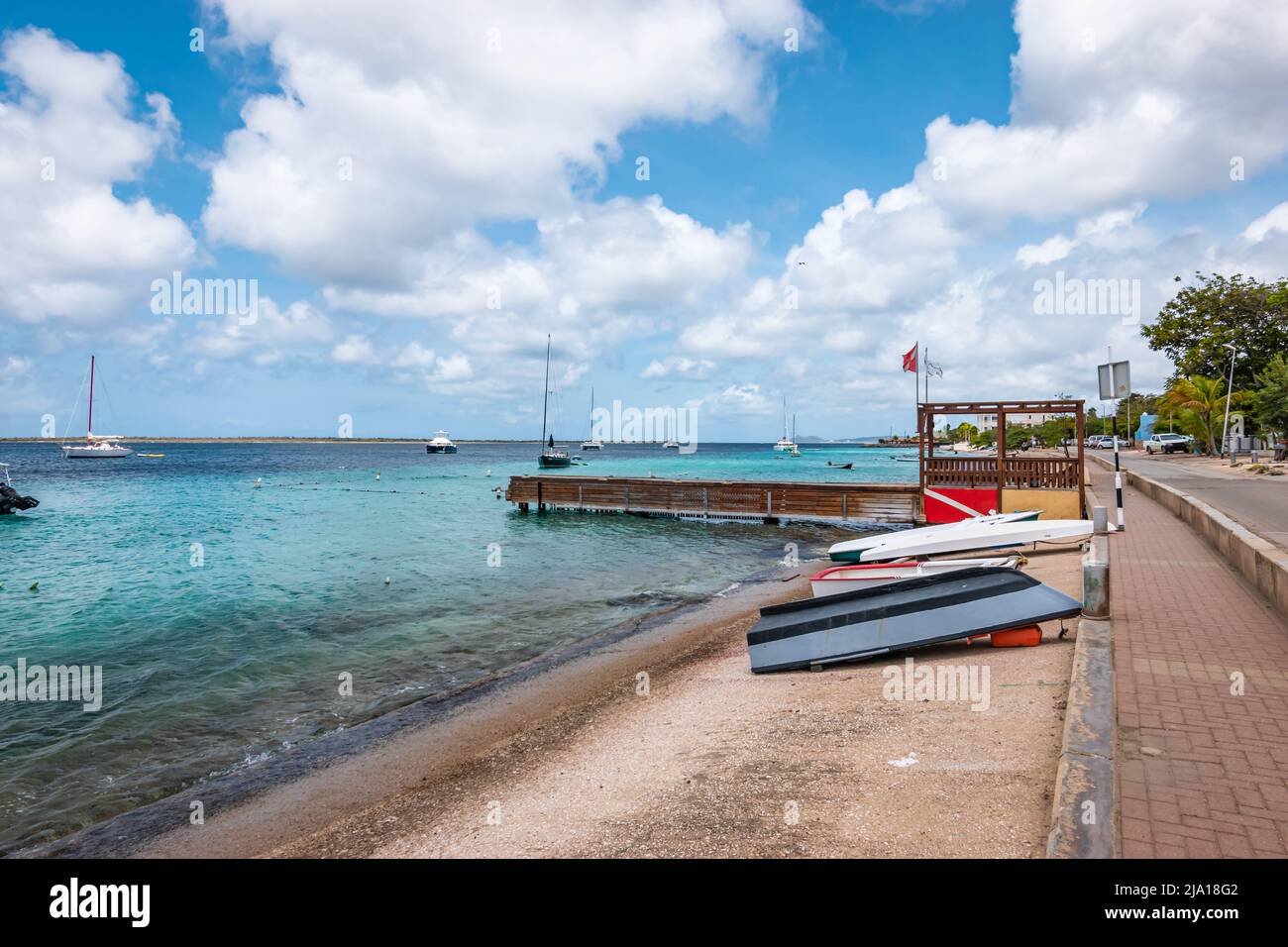 Barche capovolte sul molo di Kralendijk, Isola Bonaire. Foto Stock