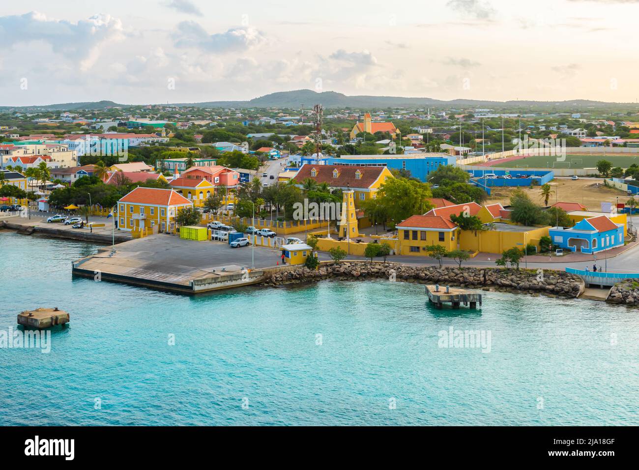 Bonaire, il porto delle navi da crociera di Kralendijk e il forte storico. Foto Stock