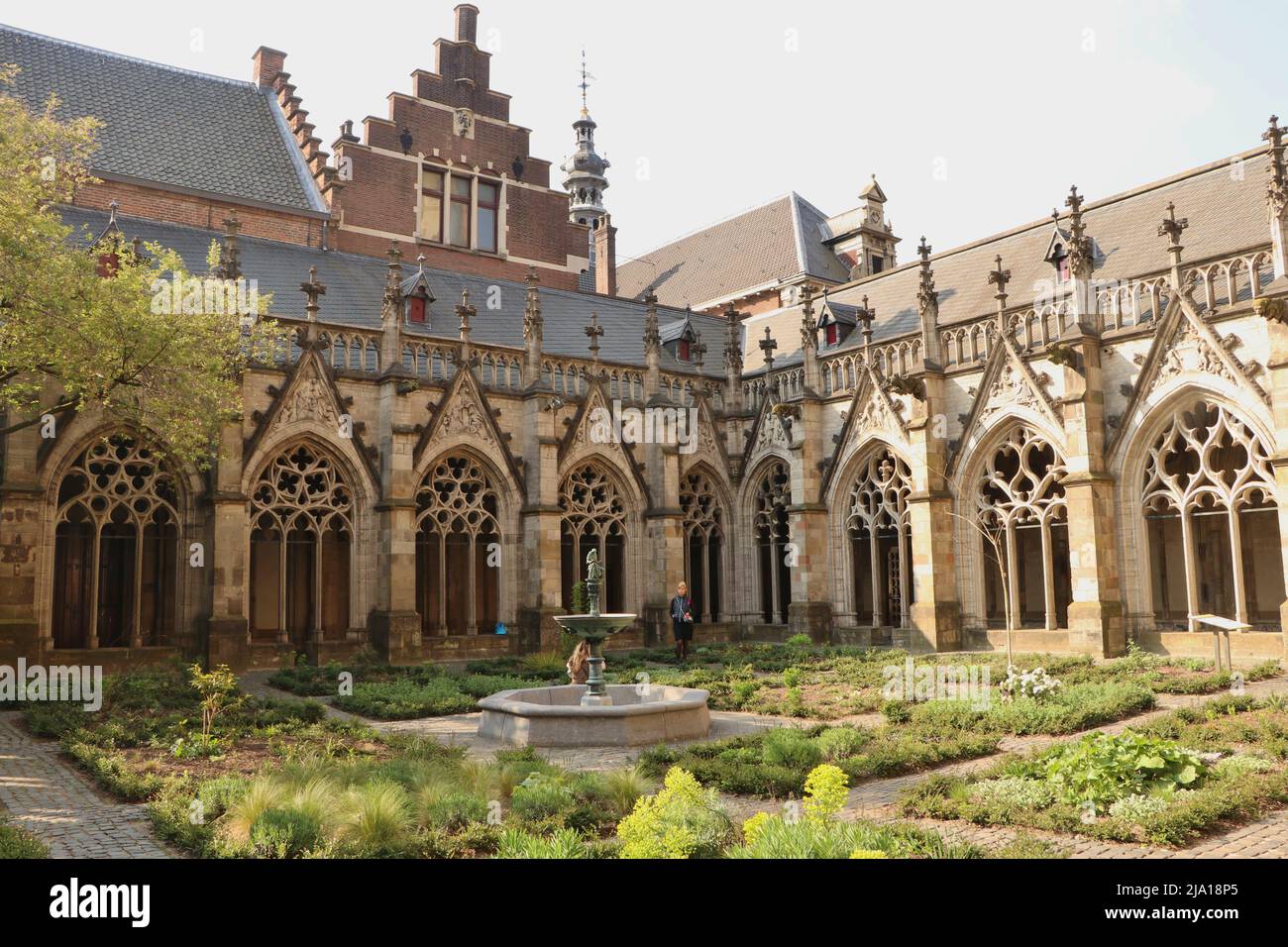 Il cortile del Pandhof, il giardino del monastero della Torre della Cattedrale a Domplein a Utrecht, Paesi Bassi Foto Stock