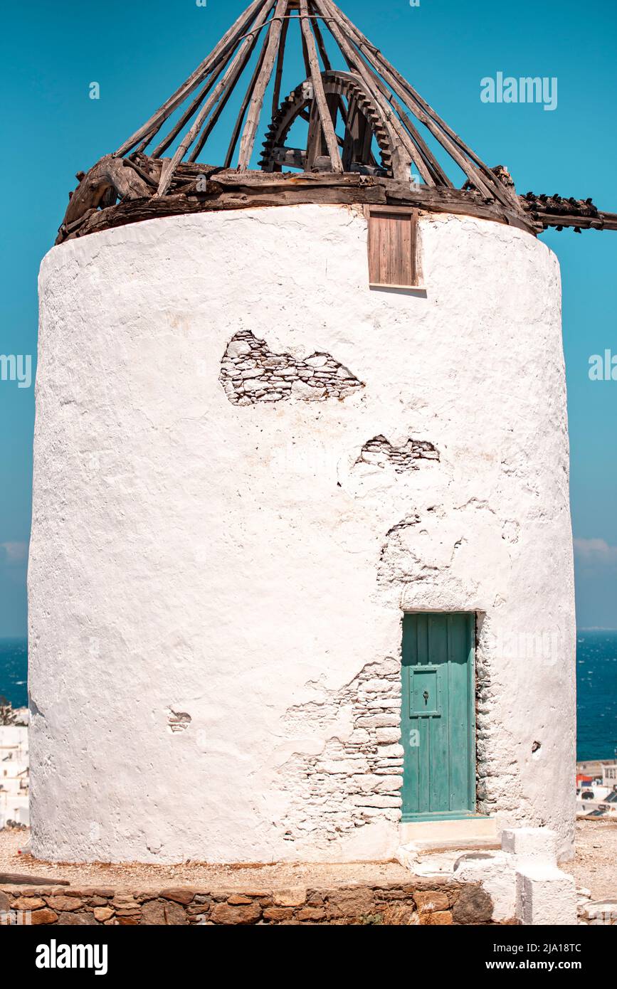 L'isola di Mykonos, in Cicladi, è un gruppo nel Mar Egeo. L'atmosfera di festa estiva, i monumenti simbolo di 16th secolo mulini a vento mykonos città Grecia Foto Stock