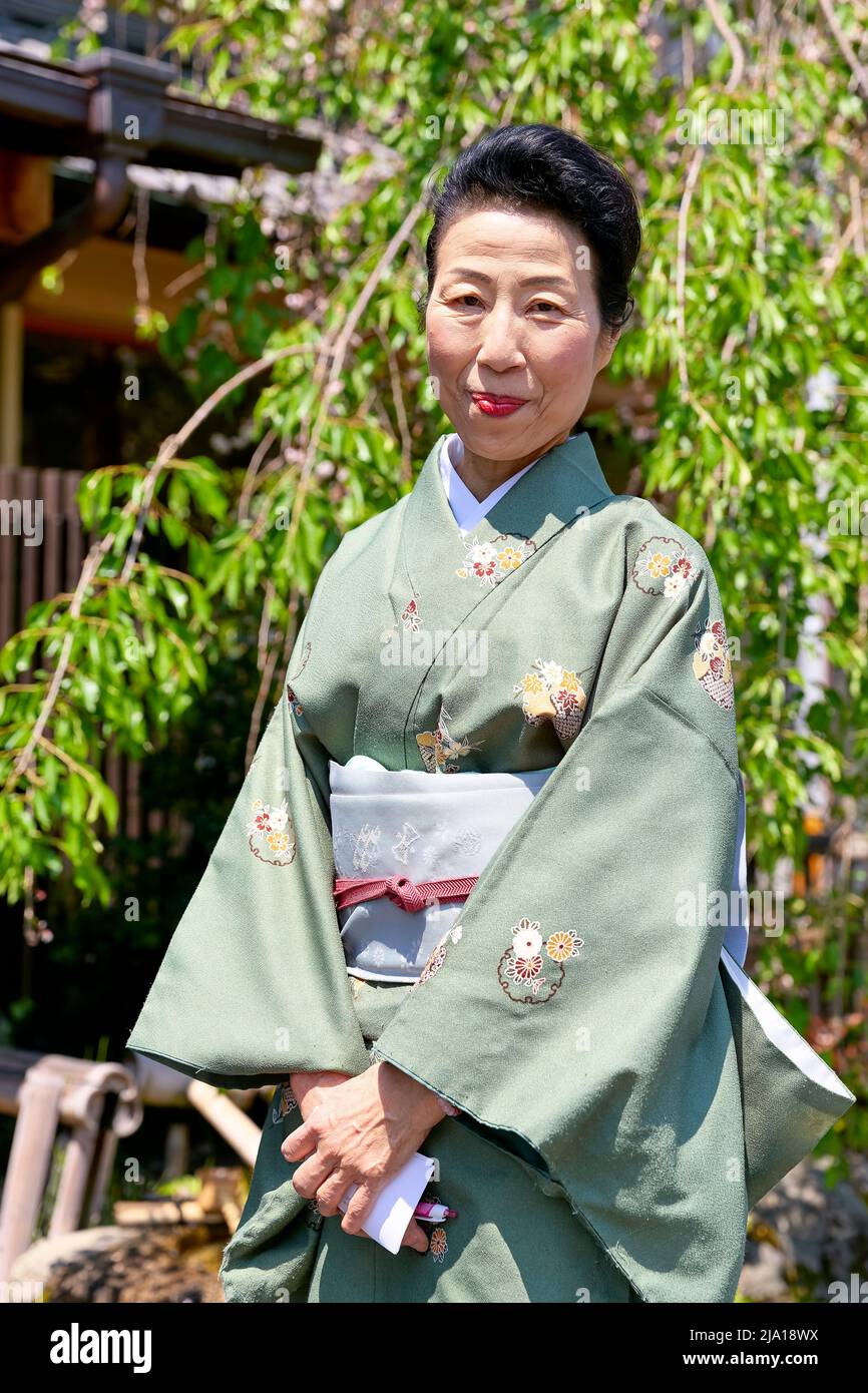 Giappone. Kyoto. Donna anziana che indossa il kimono tradizionale Foto Stock