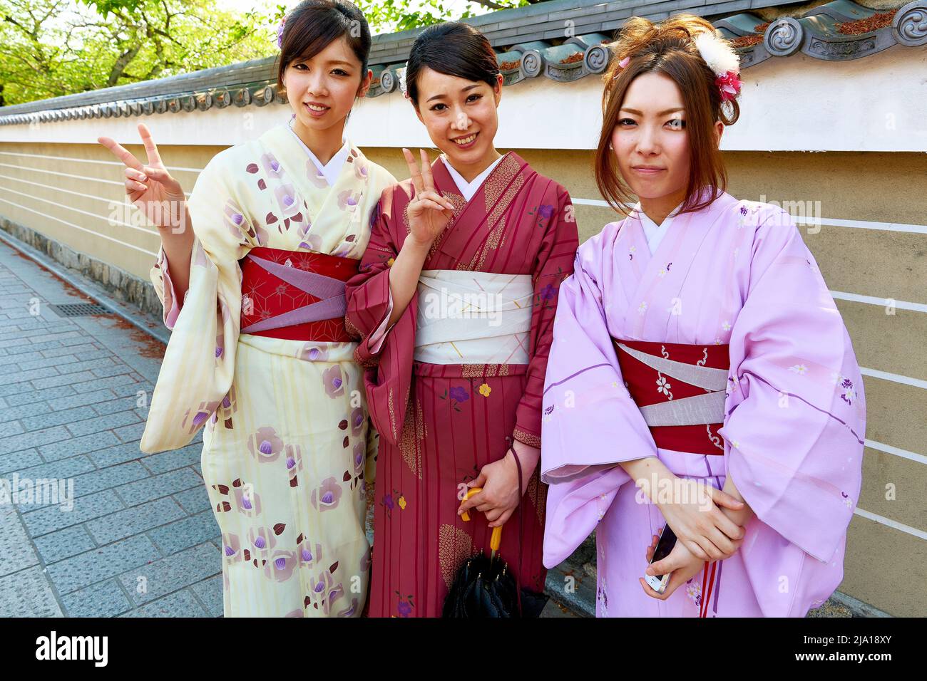 Giappone. Kyoto. Giovani donne vestite con kimono tradizionale Foto Stock