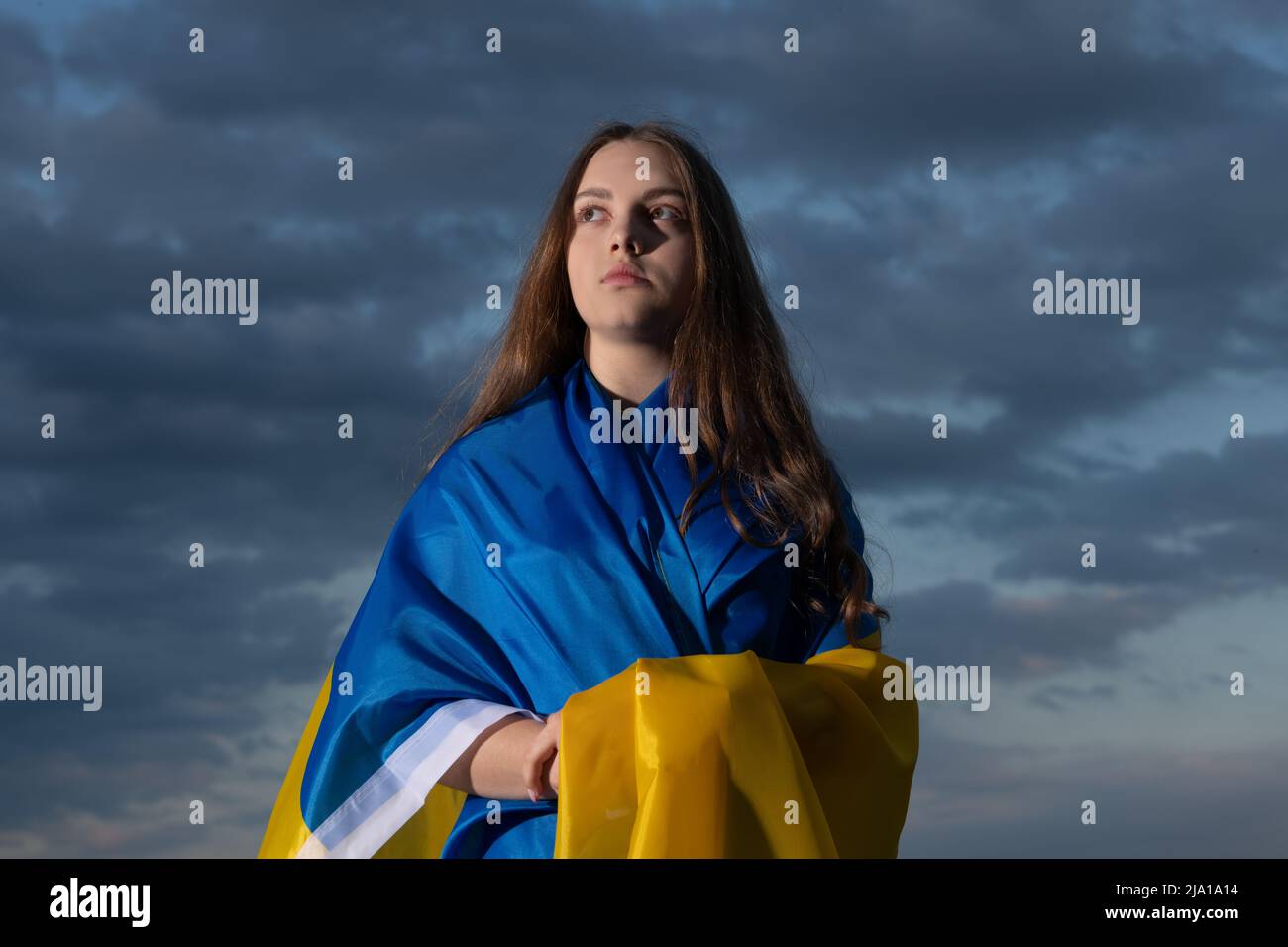 teen ucraina patriottica con bandiera nazionale dell'ucraina Foto Stock