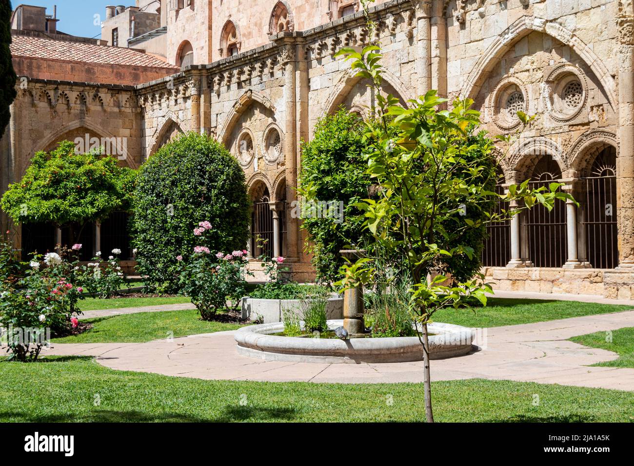 La cattedrale di Tarragona, risalente al XII-XIII secolo, combina elementi architettonici romanici e gotici. Foto Stock