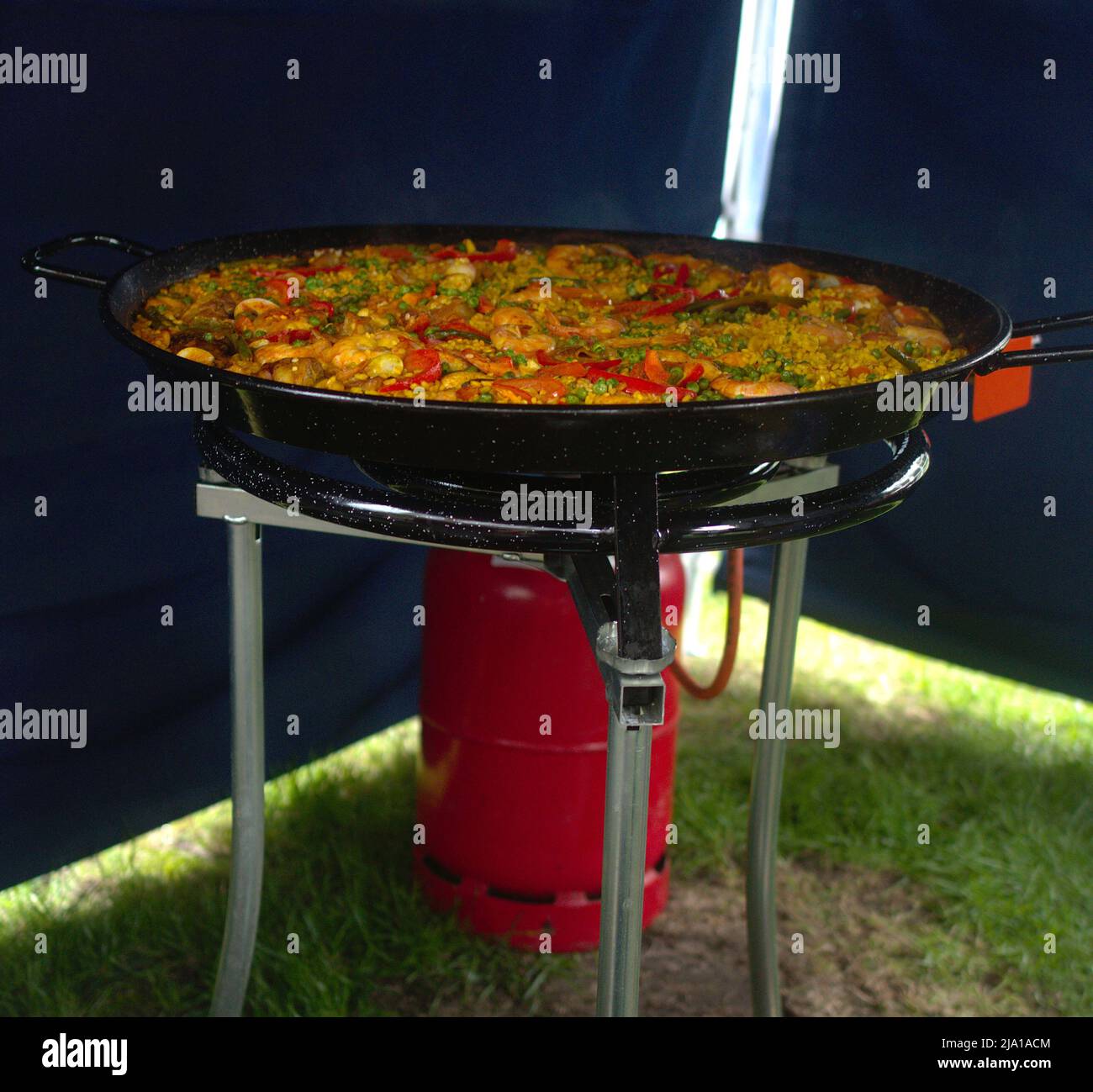 Paella Pan Rice gas bottiglia Spagna Party Paprika Foto Stock