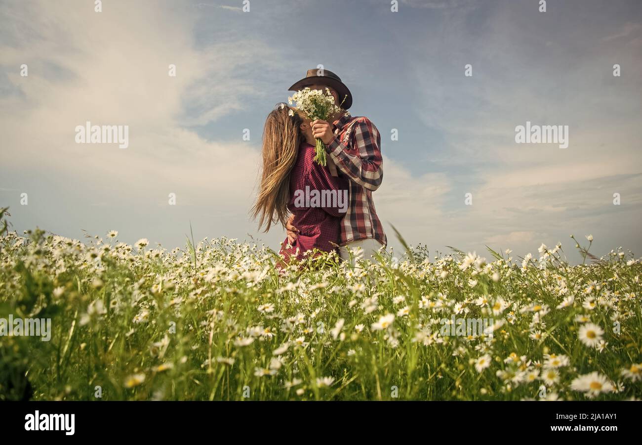 siamo insieme. prato di fiori d'estate. coppia romantica tra camomilla.  amore e romanticismo Foto stock - Alamy
