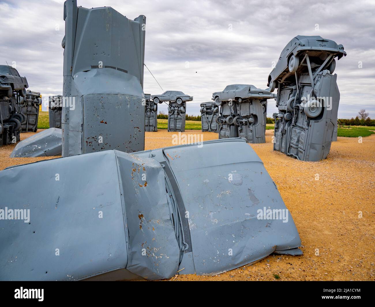 Carhenge è una replica di Stonehenge in Inghilterra che è creato da vecchie automobili da Jim Reindersin Alliance Nebraska USA Foto Stock