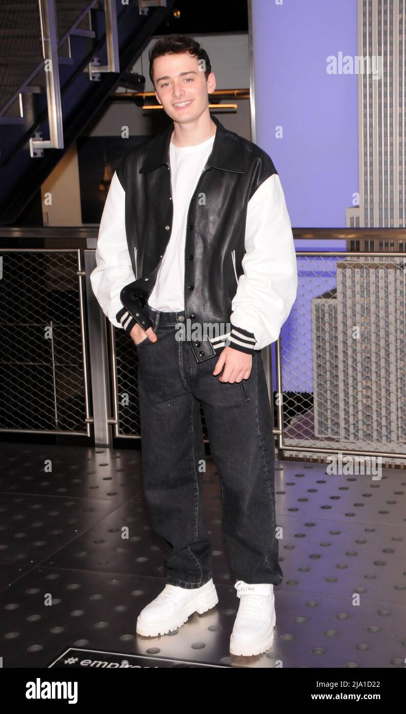 New York, Stati Uniti. 26th maggio 2022. Noah Schnapp visita l'Empire state Building per celebrare la stagione 4 di "tranger Things" a New York. Credit: SOPA Images Limited/Alamy Live News Foto Stock