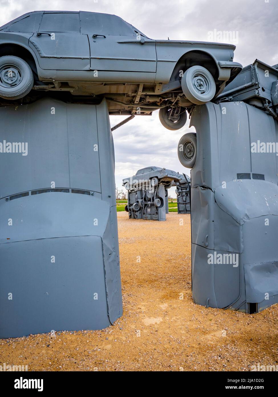 Carhenge è una replica di Stonehenge in Inghilterra che è creato da vecchie automobili da Jim Reindersin Alliance Nebraska USA Foto Stock