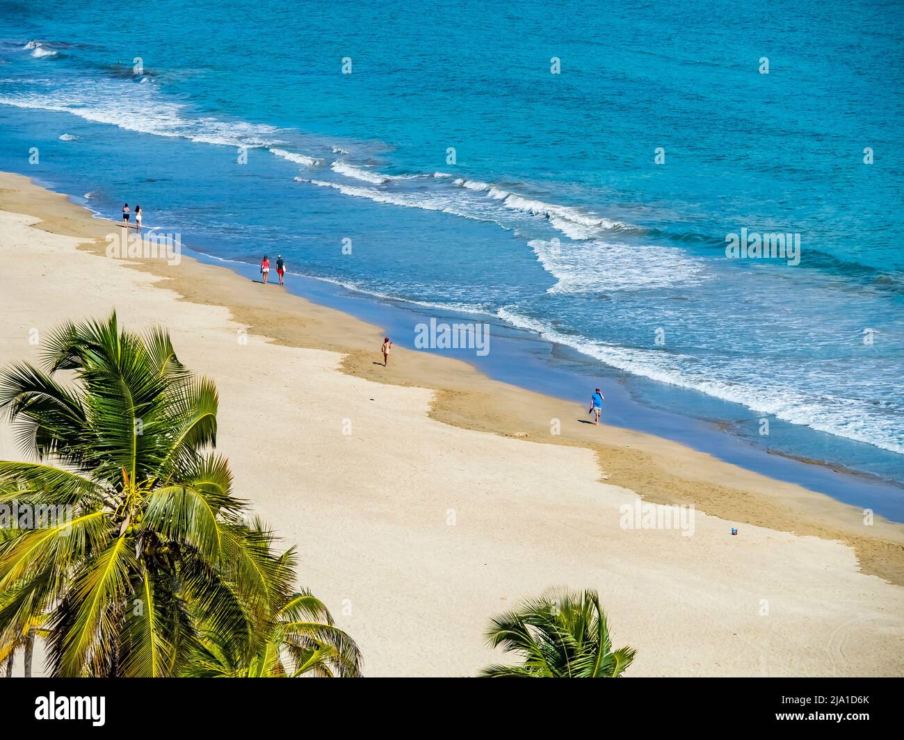 Isla Verde Beach sull'Oceano Atlantico nell'area metropolitana di San Juan in Carolina Puerto Rico Foto Stock