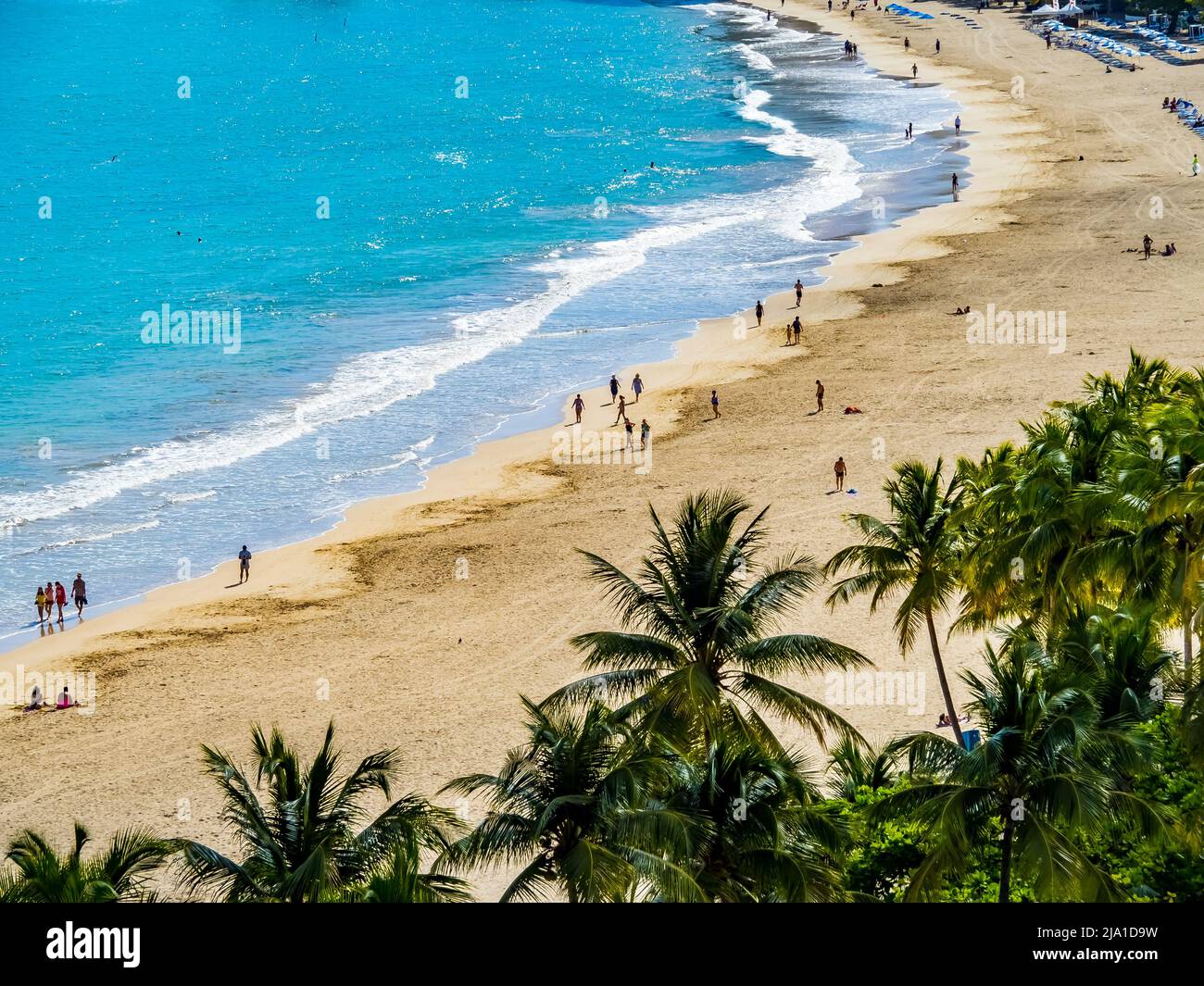 Isla Verde Beach sull'Oceano Atlantico nell'area metropolitana di San Juan in Carolina Puerto Rico Foto Stock