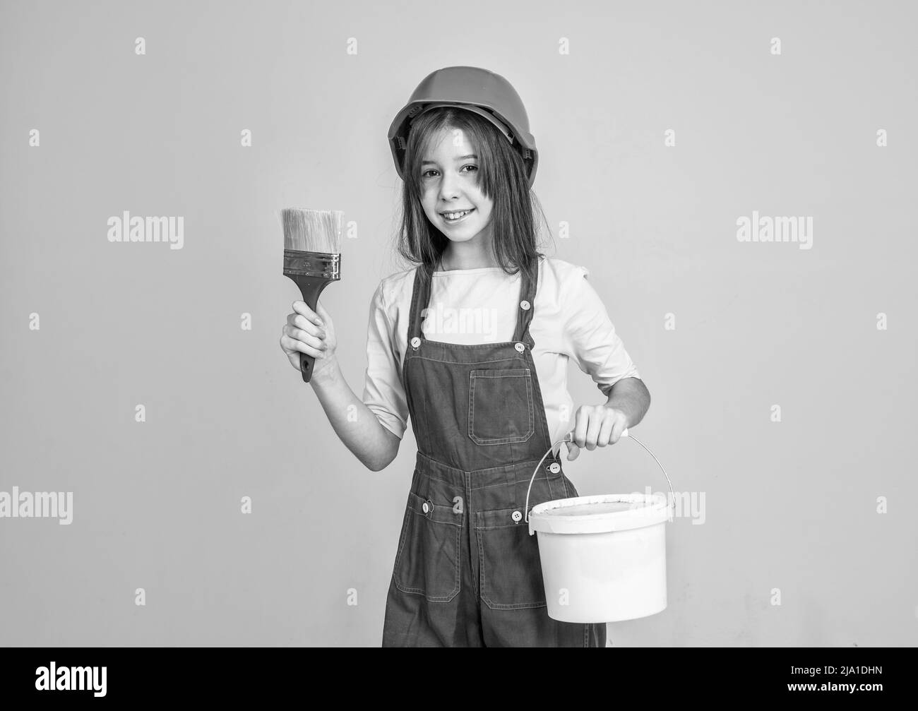 Dopo il lavoro è fatto. Ragazza in casco gioca builder. E rinnovare. Capretto costruire costruzione. Ingegnere teen è lavoratore di costruzione Foto Stock