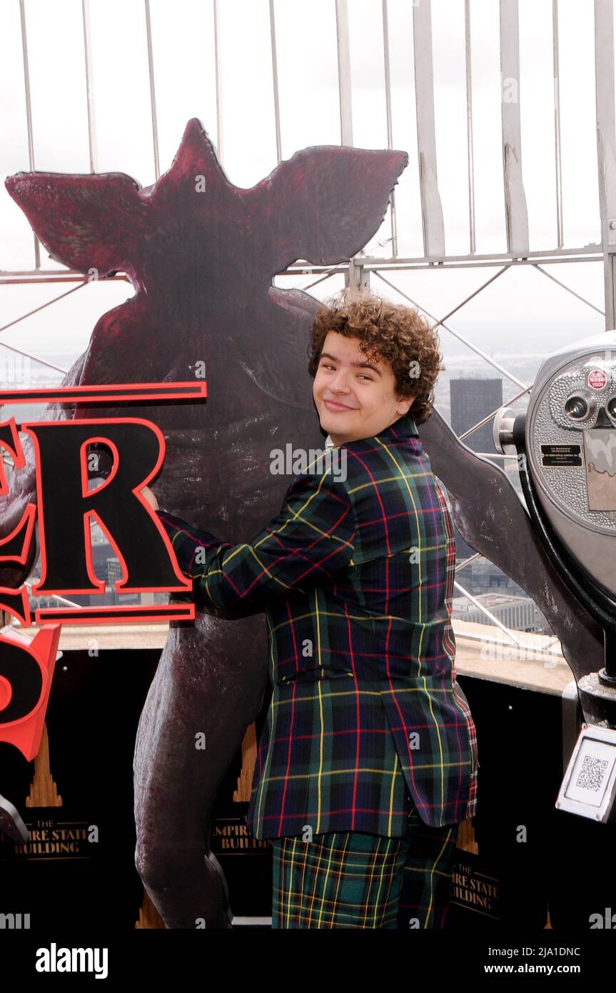 New York, Stati Uniti. 26th maggio 2022. Gaten Matarazzo visita l'Empire state Building per celebrare la stagione 4 "tranger Things" a New York City. (Foto di Efren Landaos/SOPA Images/Sipa USA) Credit: Sipa USA/Alamy Live News Foto Stock