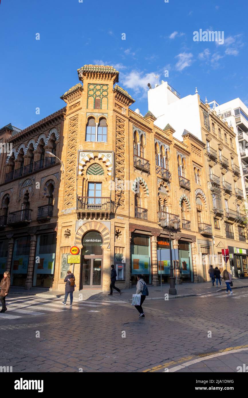 Il Bankinter edificio facciata Siviglia, Uno stile Neo-Mudéjar di architettura moresca Revival su Calle Martin Ville, Siviglia Spagna Foto Stock