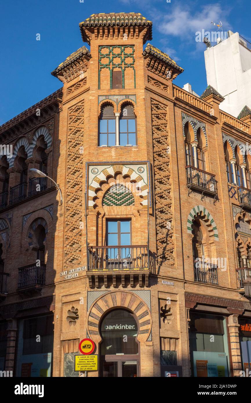 Il Bankinter edificio facciata Siviglia, Uno stile Neo-Mudéjar di architettura moresca Revival su Calle Martin Ville, Siviglia Spagna Foto Stock