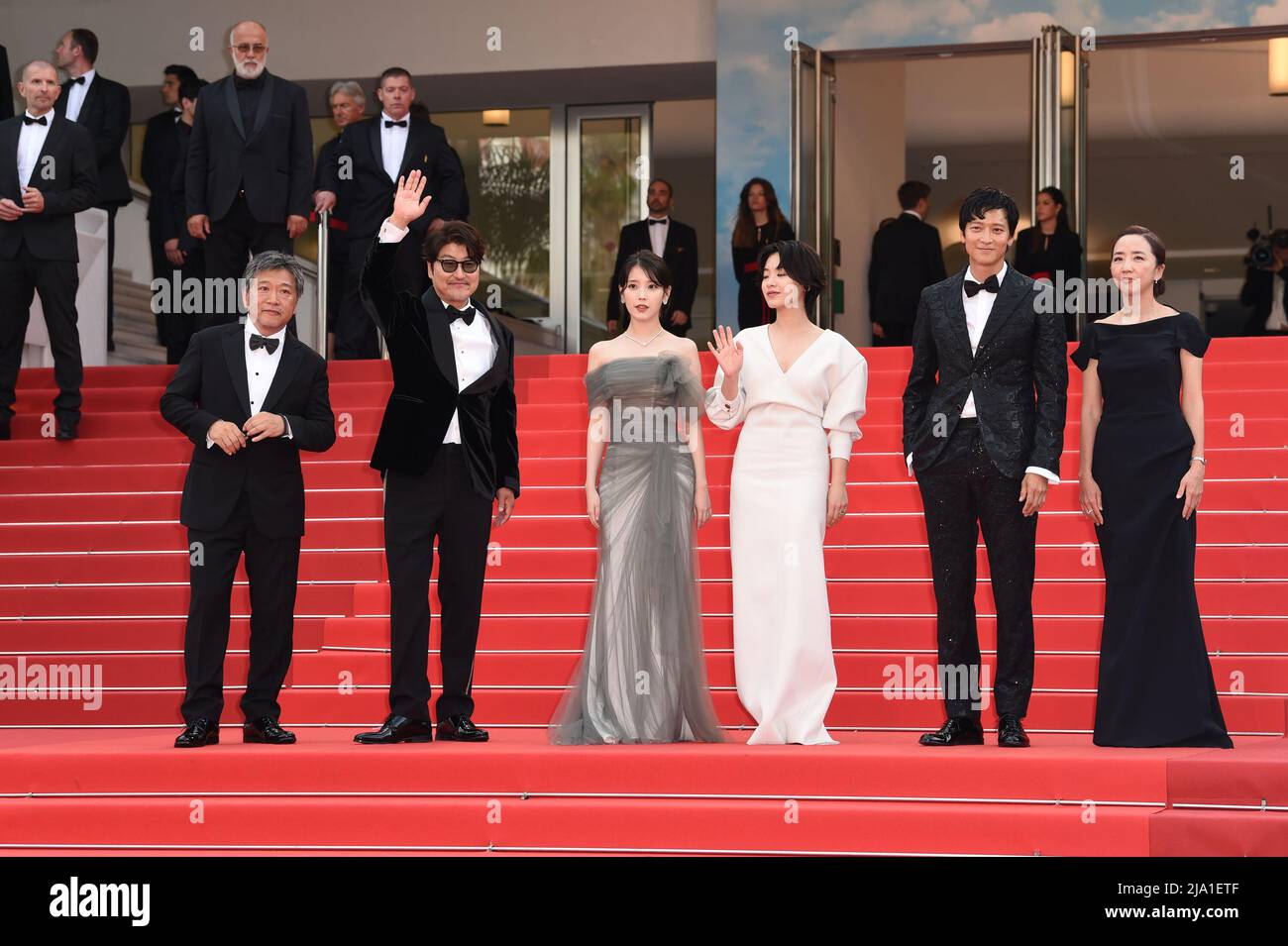 (Da sinistra a destra) Hirokazu Koreeda, Song Kang-ho, Choi Hee-jin, Lee Joo-Young, Gang Dong-Won e Bae Doona, partecipando alla fotocellula Broker durante il Festival del Cinema di Cannes del 75th a Cannes, Francia. Data immagine: Giovedì 26 maggio 2022. Foto Stock