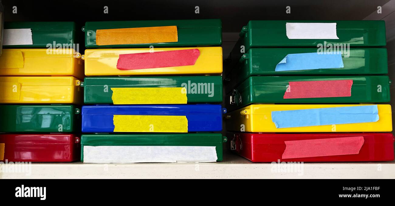 Pile di scatole per campioni in un laboratorio scientifico. Scatole di campioni per la ricerca biologica. Foto Stock